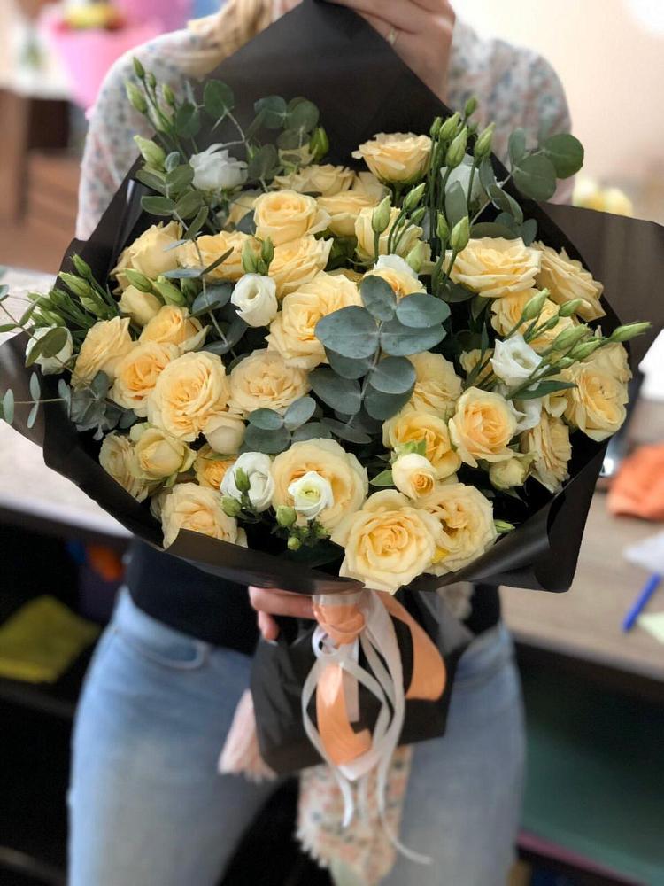 Букет цветов из: Розы и Лизиантусы в Сямже