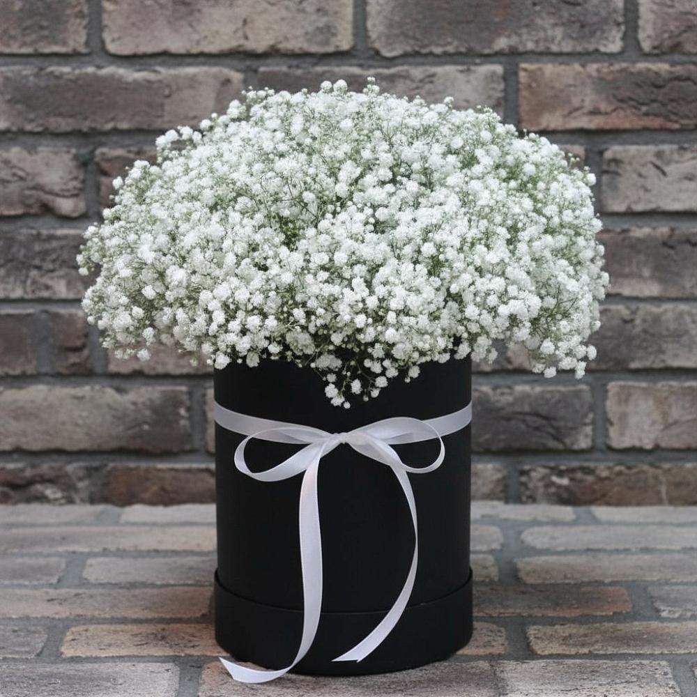 Цветочная композиция из Гипсофила в шляпной коробке в Сямже