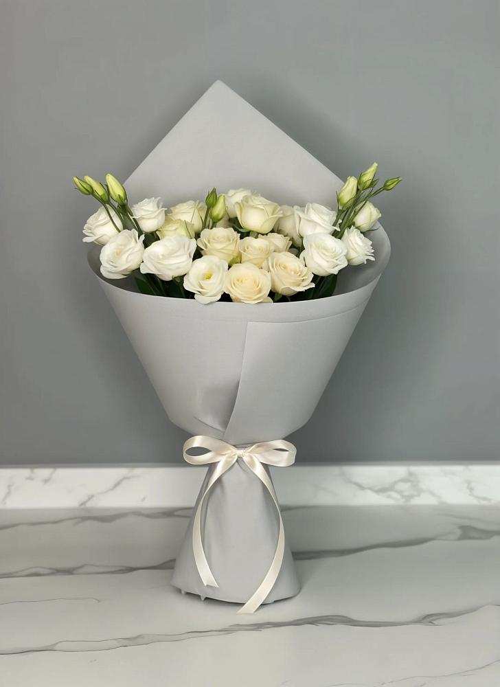 Букет цветов из: Розы и Лизиантусы в Сямже