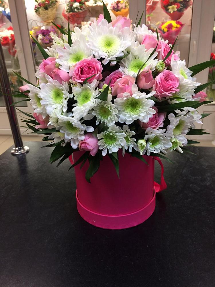 Цветочная композиция из Розы и Хризантемы в шляпной коробке в Сямже