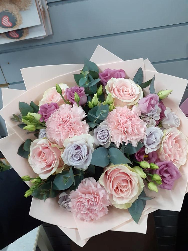 Букет цветов из: Розы, Гвоздики и Лизиантусы в Сямже